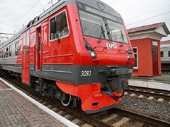 В Ростовской области произошло столкновение автомобиля с поездом.